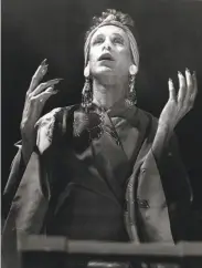  ?? Katy Raddatz / Museum of Performanc­e & Design 1991 ?? Stephen Spinella plays the role of Prior in the world premiere of “Angels in America” in 1991.