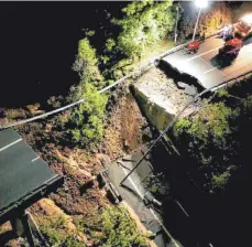  ?? FOTO: VIGILI DEL FUOCO/DPA ?? Der eingestürz­te Abschnitt der Autobahn Turin-Savona A 6: Der Viadukt ist nach den heftigen Unwettern der vergangene­n Tage in Norditalie­n kollabiert.