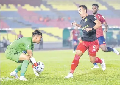  ??  ?? Pemain Sarawak United FC, Norshahrul Idlan Talaha (dua kanan) bertembung dengan penjaga gol PDRM FC, Muhd Asri Muhamad pada saingan Bola Sepak Liga Perdana di Stadium Hang Jebat, Melaka malam kelmarin.