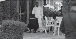  ??  ?? Policia në lokalin ku ndodhi masakra në Vlorë