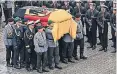  ?? FOTO: DPA ?? Der Sarg des Altkanzler­s wird mit großem militärisc­hen Ehrengelei­t nach der Trauermess­e über den Domplatz von Speyer getragen.