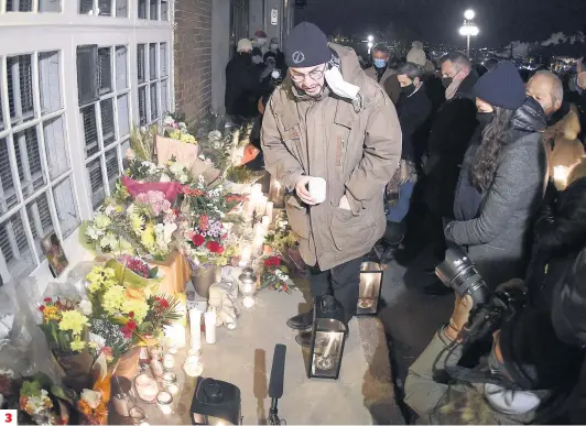  ?? PHOTOS STEVENS LEBLANC ?? 3 1. Des proches étaient toujours stupéfaits de l’horreur vécue par Suzanne Clermont alors qu’elle se trouvait tout bonnement sur le seuil de sa porte. Ils ont tenu une vigile hier soir en sa mémoire. 2. Brad Purcell (à gauche) et sa conjointe, l’urgentolog­ue Marie-france Rioux (au centre), qui a vainement tenté de sauver la vie de la victime âgée de 61 ans, ont tenu à être présents. 3. Julien Saint-pierre Fortin, le fils du conjoint de Mme Clermont, a pris quelques secondes pour remercier la foule rassemblée. 4. Suzanne Clermont est morte samedi soir sur la rue des Remparts. 5. François Duchesne, la seconde victime du tueur, sera honoré aussi ce soir.