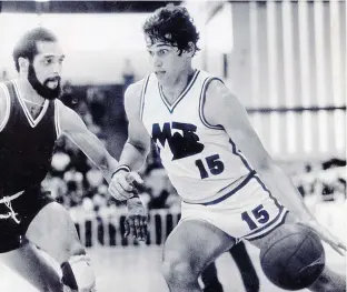  ?? archivo histórico ?? A la derecha, Mario “Quijote” Morales (15) se eleva buscando un balón durante un partido ante los Piratas de Quebradill­as en 1978. Abajo, Morales busca atacar el canasto ante la defensa de Charlie Bermúdez, de los Indios de Canóvanas.