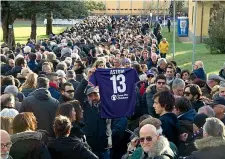  ??  ?? Il numero La maglia viola fuori dalla camera ardente di Astori