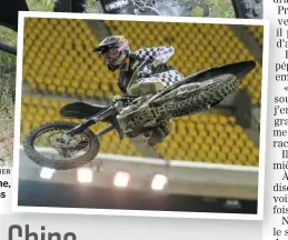  ??  ?? Benoit Milot, devant son motocross, dans son patelin de Yamachiche, en Mauricie. Il était en action il y a quelques semaines au Supercross au Stade olympique de Montréal.