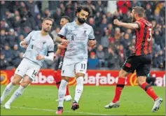  ?? ?? Un jugador del Bournemout­h celebra el gol ante Salah, ayer.