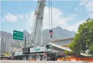  ??  ?? La viga que cayó sobre la avenida Ignacio Morones Prieto, en la colonia Infonavit la Huasteca, no ocasionó desgracias personales.