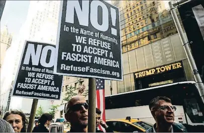  ?? SPENCER PLATT / AFP ?? Protesta frente a la torre Trump, en Nueva York, tras la destitució­n del director del FBI