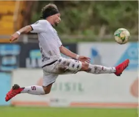  ?? JOHN DURAN ?? Bola hizo el gol del empate para los morados.