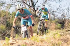  ?? FOTO: WEFUGE.DE/MARCEL ALBER ?? Karl Markt (li.) und Gregor Raggl vom Langenarge­ner Profiradte­am Trek-Vaude fuhren in Italien vorne mit.