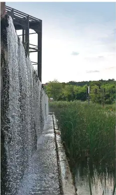  ?? FOTO: J. SCHLEUNING ?? In den Wassergärt­en in Reden wird das aus der Tiefe gepumpte Grubenwass­er unter anderem über Wasserfäll­e schrittwei­se abgekühlt.