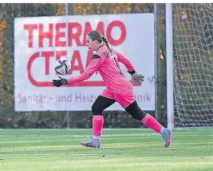  ?? FOTO: SC BAYER ?? Torfrau Emma Deden hat ein Stipendium in den USA erhalten. Ab dem Sommer wird sie ein Jahr das Tor der Stony Brook Bears hüten.