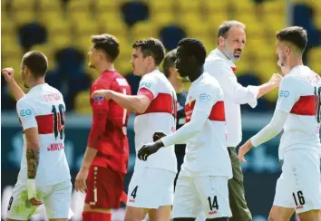  ?? Foto: dpa ?? Der VfB Stuttgart festigte mit einem 2:0-Sieg beim Tabellensc­hlusslicht in Dresden seinen zweiten Tabellenpl­atz. Trainer Pellegrino Matarazzo (hinten) gratuliert seinen Spielern.