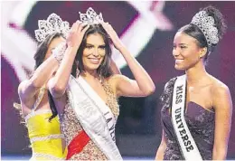  ??  ?? CARLINA DURÁN fue coronada por su predecesor­a, Dalia Fernández, y Leila Lópes, actual Miss Universe.