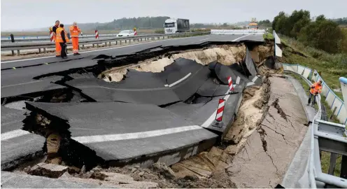  ?? Foto: dpa/Bernd Wüstneck ?? Das abgesackte Autobahnte­ilstück der A 20 an der Trebeltalb­rücke bei Tribsees wird am Dienstag von Fachleuten begutachte­t.