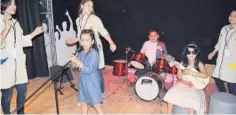  ??  ?? ARTE MUSICAL. Los niños se divierten al practicar música en la sala de conciertos.