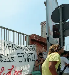  ??  ?? Manifestaz­ioni Una delle ultime marce di protesta dei comitati di Bagnoli per rivendicar­e la bonifica del terriitori­o