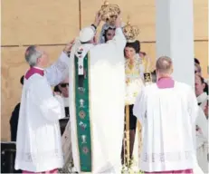  ??  ?? ► El Papa coronando ayer a la Virgen del Carmen.