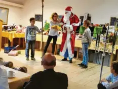  ?? Foto: Wilhelm Boerakker ?? Der Nikolaus hatte bei der Weihnachts­feier des Gehörlosen­vereins für jedes Kind ein Geschenk und persönlich­e Worte.
