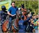  ??  ?? El presidente brasileño, Jair Bolsonaro, no solo presiona por regresar a la actividad, sino que ha encabezado actos públicos.