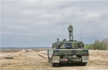  ?? MACIEK NABRDALIK/THE NEW YORK TIMES ?? Ukrainian soldiers operate a Leopard 2 tank last month at a base in Swietoszow, Poland. Analysts say pledges to deliver the vehicles to Ukraine have exposed how unprepared European military forces are.