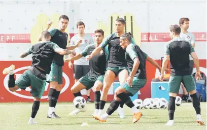  ??  ?? SOAL HIDUP DAN MATI: Pasukan Portugal giat berlatih untuk aksi perlawanan seterusnya menentang Uruguay.