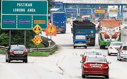  ??  ?? No extra charge: Motorists will not have to fork out more for tolls thanks to the federal government’s hike freeze.