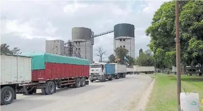  ??  ?? Cuello de botella. Los accesos a los puertos de Rosario son una de las deudas en materia de infraestru­ctura.