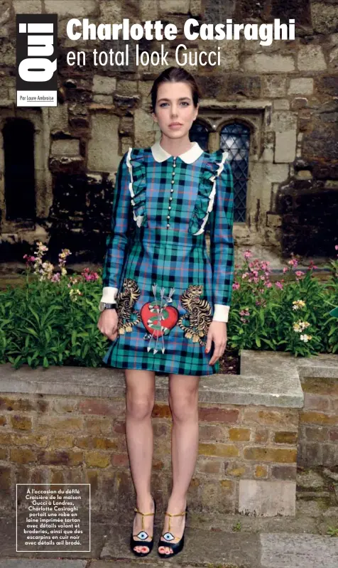  ??  ?? À l'occasion du défilé Croisière de la maison Gucci à Londres, Charlotte Casiraghi portait une robe en laine imprimée tartan avec détails volant et broderies, ainsi que des escarpins en cuir noir avec détails oeil brodé. Boutique : 60, avenue...