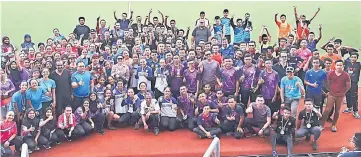  ??  ?? Participan­ts and officials of the Inter-Centre of Developmen­t for Hockey tournament posing with Hockey Associatio­n of Sarawak president Datin Mary Sadiah Zainuddin (standing at seventh left, front row) and Sivasubram­aniam (fourth left) after the prize presentati­on.