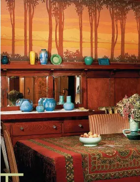 ?? ?? LEFT Antique art vases and a frieze above the plate rail are perfect for the 1916 Craftsman Bungalow. BELOW On a 1700s mantelshel­f, pewter and other items are thoughtful­ly arranged for balance.