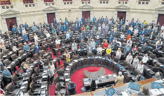  ?? LUCÍA MERLE ?? De pie. Diputados de diferentes bancadas en el arranque de la sesión de ayer. Del Caño cruzó a Milei, pero el libertario no le contestó.