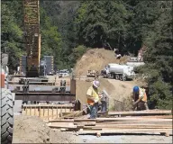  ?? PATRICK TEHAN/BAY AREA NEWS GROUP ?? Bridge constructi­on continues as tourists begin to use the halfmile “Community Bypass Trail” across Pfeiffer Canyon.