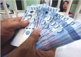  ?? PHILSTAR/KJROSALES ?? THE peso ended last week at P52.71 against the US dollar.