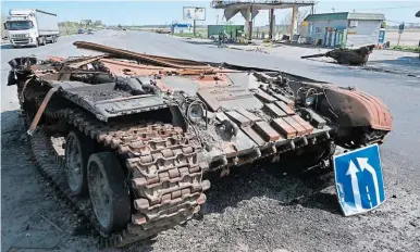  ?? FOTO: AFP ?? La fotografía muestra los restos de un tanque ruso junto a una gasolinera destruida en la aldea de Skybyn, capital del noreste de Ucrania.