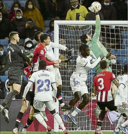  ?? FOTO: EFE ?? Thibaut Courtois despeja el balón en la última acción del partido, con Unai Simón subiendo a rematar en busca del gol del empate