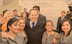  ??  ?? El gobernador del Edomex anunció que en coordinaci­ón con la AMMJE se capacitará a mujeres en algún oficio.