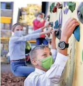  ?? FOTO: S. KÖHLEN ?? Pius (12), Eliane (14) und Amy
(11) brachten sich im Wettbewerb ein. Ergebnis: Eine weitere Klettermög­lichkeit wird bald den HHG-Schulhof zieren.