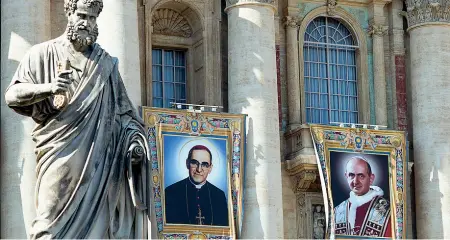  ??  ?? Piazza San Pietro È tutto pronto per la cerimonia di canonizzaz­ione: gli stendardi con le icone dei nuovi santi (Ap)