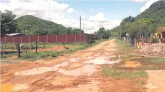  ??  ?? El camino vecinal del barrio San Miguel, de Paraguarí, cuya reparación piden los lugareños.