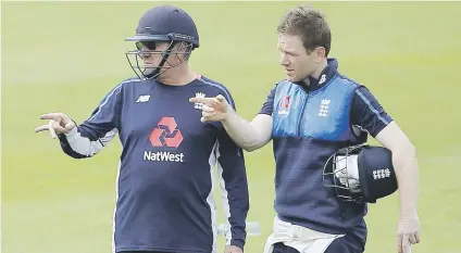  ?? Picture: Reuters ?? BRAINSTRUS­T. England coach Trevor Bayliss and captain Eoin Morgan during a training session at Sophia Gardens yesterday.