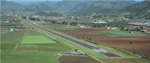  ??  ?? El municipio de Constanza cuenta con un aeropuerto muy activo.