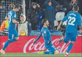  ?? FOTO: EFE ?? Jorge Molina celebró así su primer gol, fruto de un excelente chut desde fuera del área