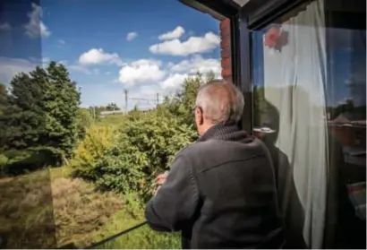  ?? FOTO SVEN DILLEN ?? Jan Kenens kon het klank- en lichtspel op de sporen de afgelopen maanden vanuit zijn raam volgen. “Het mag wel eens stoppen”, klinkt het.