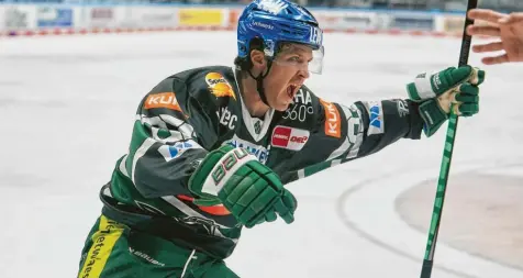  ?? Foto: Siegfried Kerpf ?? Zweifacher Torschütze gegen Straubing: Thomas J. Trevelyan hatte großen Anteil am 7:4-Sieg der Augsburger.