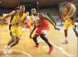  ?? (Photos Laurent Martinat et DR) ?? Fofana (ici contre Bourg) et le HTV courent après une victoire depuis décembre. Face à Chalon, l’équipe en forme, ce soir, ils en rêvent.