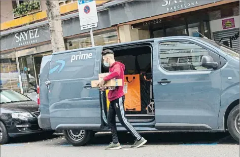  ?? MANÉ ESPINOSA ?? Un transporti­sta de Amazon, en el centro de Barcelona