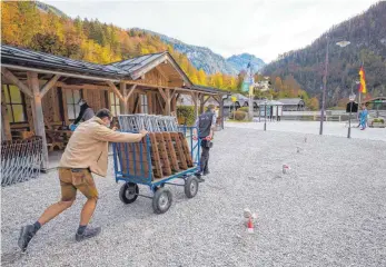  ?? FOTO: PETER KNEFFEL/DPA ?? Wegräumen in der Touristenh­ochburg am Königssee: Auch in Schönau gelten – wie im gesamten Kreis Berchtesga­dener Land – seit Dienstag drastische Ausgangsbe­schränkung­en.