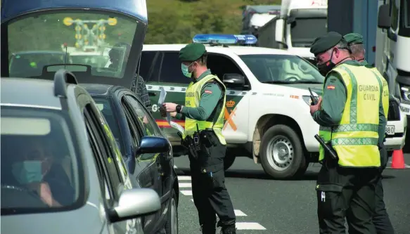  ?? EFE ?? Agentes de la Guardia Civil durante un control de tráfico en Sevilla