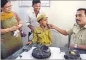  ?? BACHCHAN KUMAR ?? Nine-year-old Mohit Chawan spent a day at Vashi police station and even learnt safe weapon handling.